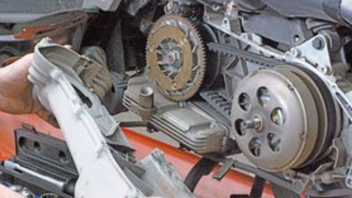 मोटरसाइकिलों की तरह स्कूटर में क्यों नहीं होते गियर? जानिए इसके पीछे का